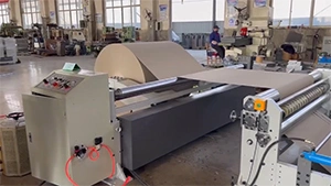 Machine à refendre et à rembobiner le papier